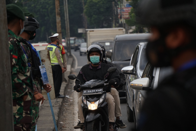 Suasana penyekatan di perbatasan Jakarta-depok pada pelaksanaan PPKM darurat. Foto: Jamal Ramadhan/kumparan