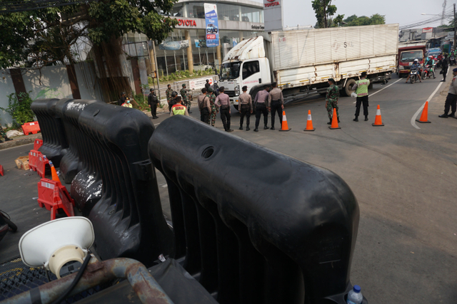 Suasana penyekatan di perbatasan Jakarta-depok pada pelaksanaan PPKM darurat. Foto: Jamal Ramadhan/kumparan