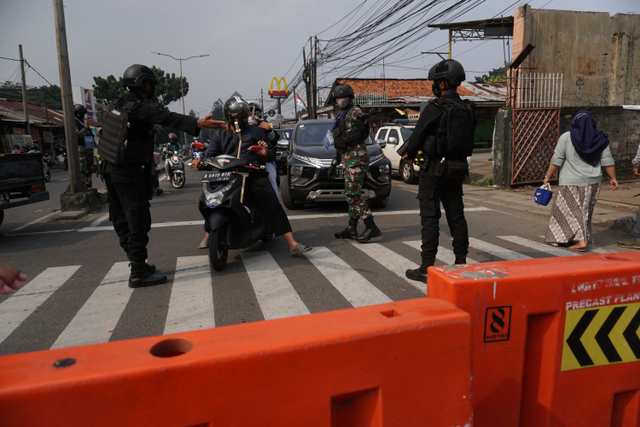 Petugas melakukan penyekatan di perbatasan Jakarta-depok pada pelaksanaan PPKM darurat. Foto: Jamal Ramadhan/kumparan