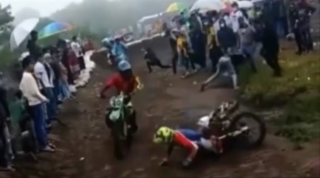 Momen mengerikan seorang pebalap motocross tabrak penonton lantaran masuk ke tengah sirkuit. (Foto: Instagram/@memomedsos)
