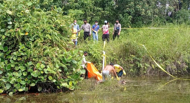 Proses evakuasi penemuan mayat pria bertato.