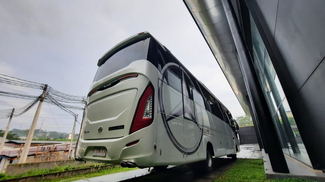 Bus Tourista terbaru garapan karoseri Laksana yang cocok untuk bepergian bersama keluarga. Foto: dok. Laksana