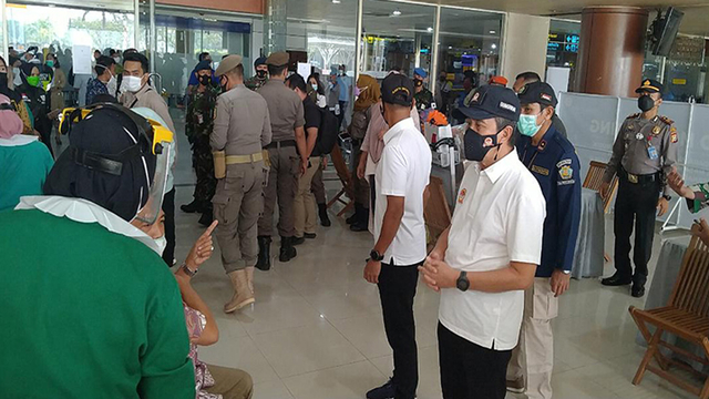 GUBERNUR Riau, Syamsuar, saat mengecek pelaksanaan swab antigen kembali bagi penumpang yang baru mendarat di Bandar Udara Sultan Syarif Kasim (SSK) II Pekanbaru. (FOTO: SELASAR RIAU/WAYAN SEPIYANA)
