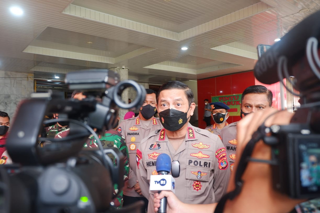 Kapolda Lampung Irjen Pol Hendro Sugiyatno saat diwawancarai awak media massa. | Foto: Bella Sardio/Lampung Geh