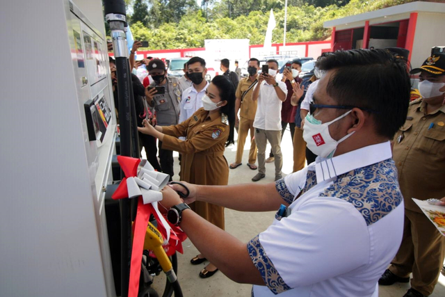 Pertamina kembali menambah titik BBM 1 harga bagi masyarakat di Kecamatan Kuala Behe, Kabupaten Landak, Kalimantan Barat pada Senin, (5/7/2021). Foto: Pertamina 