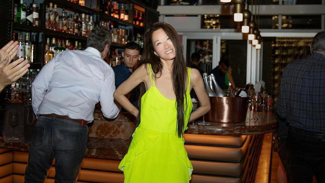 Potret Vera Wang pakai gaun neon di pesta ulang tahunnya. Dok. Instagram @/verawang