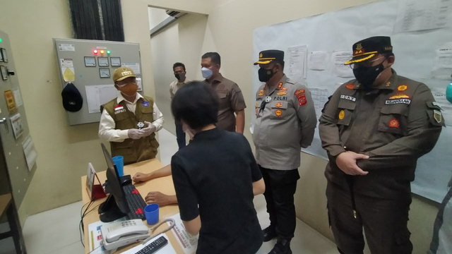 Bupati Cianjur Herman Suherman melakukan sidak di pabrik yang berlokasi di Kecamatan Sukaluyu. Foto: Dok. Istimewa