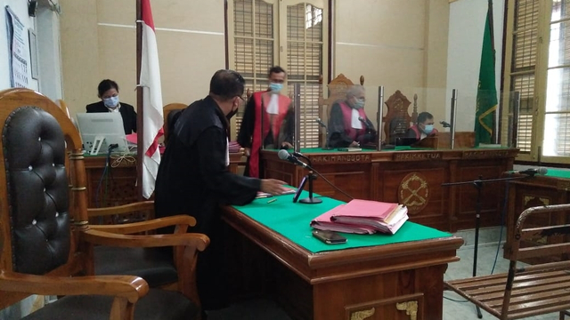 Hakim saat menjatuhkan vonis kepada Puji Suhartono dan Irgan Chairul Mahfiz saat sidang online. Foto: Dok. Istimewa