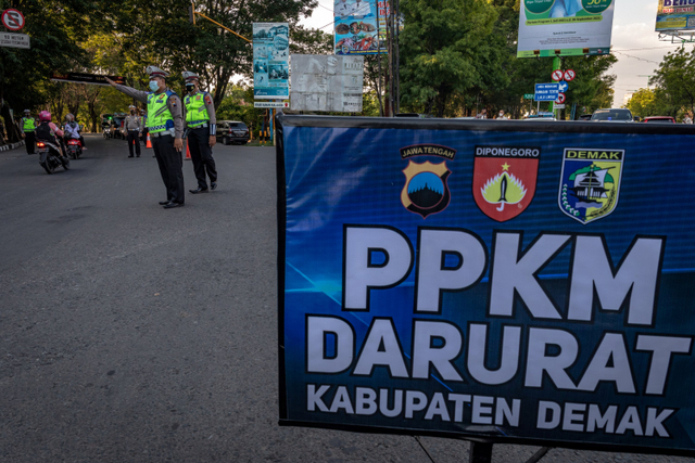 Personel kepolisian Satlantas Polres Demak melaksanakan operasi penyekatan PPKM Darurat di Kabupaten Demak, Jawa Tengah, Selasa (6/7). Foto: Aji Styawan/ANTARA FOTO