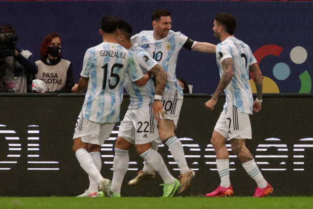Selebrasi Lautaro Martinez kala mencetak gol ke gawang Kolombia di semifinal Copa America 2021. Foto: Tim Burton/Reuters