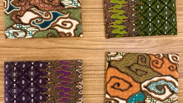 Potongan kain batik Motif Cirebonan dijadikan hiasan dinding, bisa menjadi pilihan suvenir yang ditawarkan. (Foto Aang Afandi)