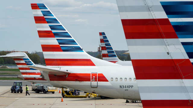 Pesawat American Airlines terparkir di Bandara Ronald Reagan, AS. Foto: REUTERS/Joshua Roberts