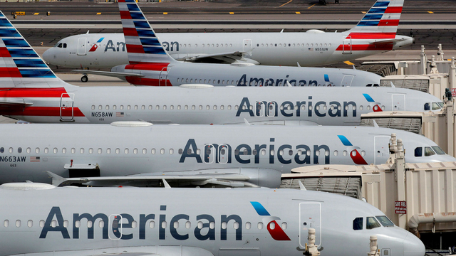 Pesawat American Airlines terparkir di Bandara Ronald Reagan, AS. Foto: REUTERS/Joshua Roberts