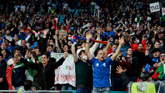 Pendukung Italia berpesta usai lolos ke Final Euro 2020. Foto: REUTERS/Guglielmo Mangiapane