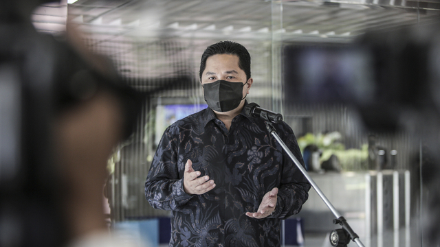 Menteri BUMN Erick Thohir menyampaikan keterangan pers di Gedung Kementerian BUMN. Foto: ANTARA FOTO/Dhemas Reviyanto