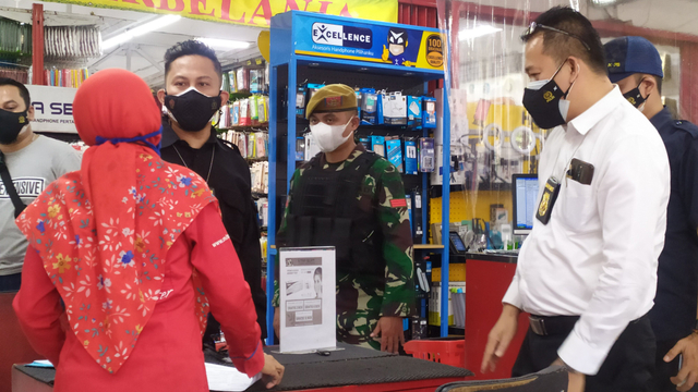 Nekat Buka saat PPKM Darurat, Toko Aksesoris Ponsel di Bandung Ditutup Petugas (59032)