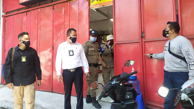Nekat Buka saat PPKM Darurat, Toko Aksesoris Ponsel di Bandung Ditutup Petugas (59031)