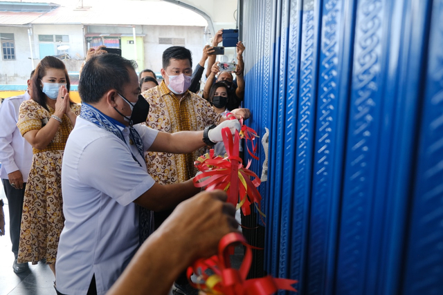 Bupati Sekadau, Aron, menggunting pita tanda peresmian Star Market. Foto: Dina Mariana/Hi!Pontianak