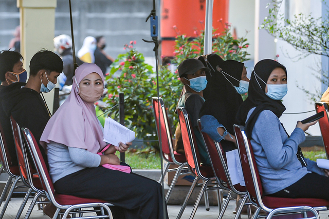 Sejumlah warga antre saat akan mengikuti Serbuan Vaksin Masyarakat Maritim di Muara Baru, Penjaringan, Jakarta Utara, Selasa (6/7/2021). Foto: ANTARA FOTO/M Risyal Hidayat