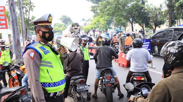 Penyekatan kendaraan dari Tangerang ke Jakarta, pada Rabu (7/7). Foto: Dok. Istimewa