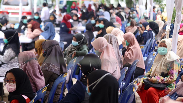 Foto: Kerumunan Warga Saat Vaksinasi Massal Berhadiah di Banda Aceh (63407)