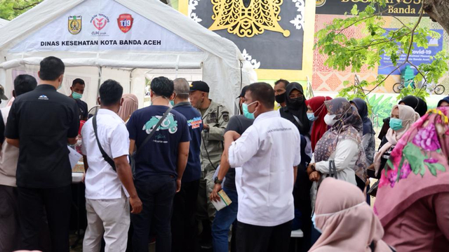 Foto: Kerumunan Warga Saat Vaksinasi Massal Berhadiah di Banda Aceh (63408)