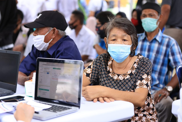 Foto: Kerumunan Warga Saat Vaksinasi Massal Berhadiah di Banda Aceh (63409)