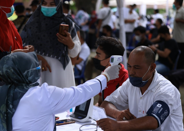 Foto: Kerumunan Warga Saat Vaksinasi Massal Berhadiah di Banda Aceh (63410)