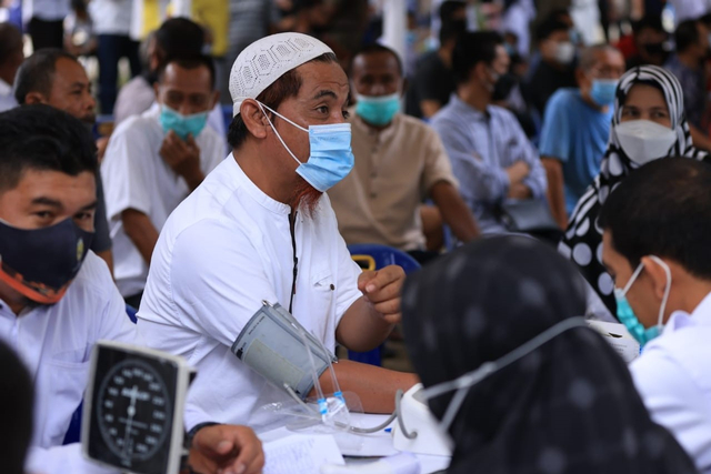 Foto: Kerumunan Warga Saat Vaksinasi Massal Berhadiah di Banda Aceh (63411)