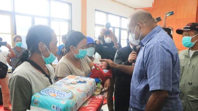 Kapolda Papua, Irjen Pol Mathius Fakhiri saat bersama Martha, bayi perempuan yang lahir di pengungsian Yalimo. (Dok Humas Polda Papua)