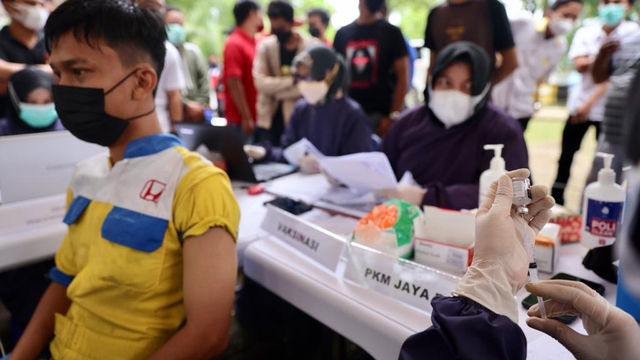 Foto: Kerumunan Warga Saat Vaksinasi Massal Berhadiah di Banda Aceh (63413)