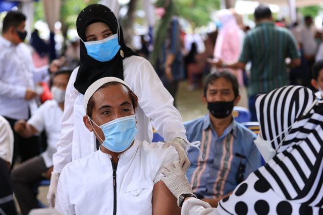 Foto: Kerumunan Warga Saat Vaksinasi Massal Berhadiah di Banda Aceh (63415)