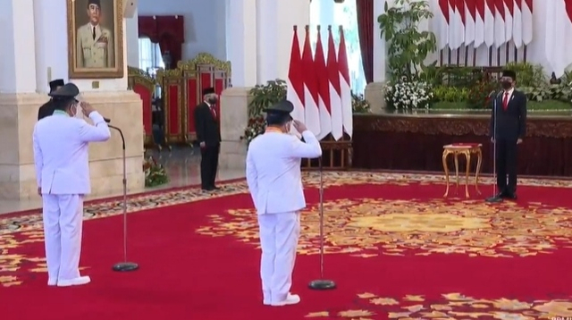 Proses pelantikan Al Haris dan Abdullah Sani sebagai gubernur dan wakil gubernur. (Foto: Isti)