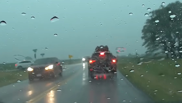 Detik-detik sebelum Jeep (kanan) tersambar petir. Foto: Live Storms Media/YouTube