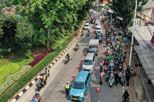 Suasana di pos penyekatan PPKM Darurat di Jalan Raya Lenteng Agung, Jakarta, Rabu (7/7/2021). Foto: Hafidz Mubarak A/Antara Foto