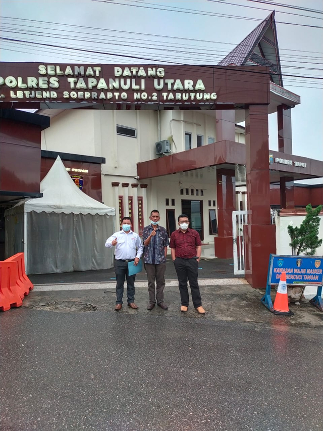 Prof Henuk bersama pengacaranya Rinto Maha usai diperiksa polisi sebagai tersangka UU ITE. Foto: Dok. Istimewa