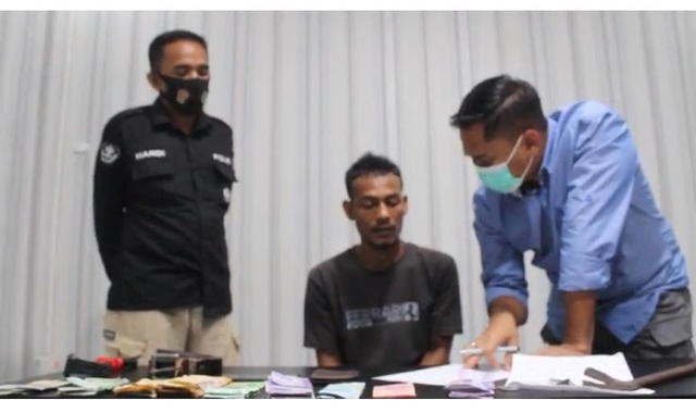 Satreskrim Polresta Banda Aceh menangkap seorang pria berinisial T (33), warga Aceh Utara yang ketahuan mencuri uang kotak amal masjid asrama PHB Lampriet, Banda Aceh. Foto: Dok. Istimewa