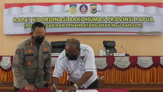 Penandatangan MoU dan SOP Bakohumas Papua. (Dok Humas Polda Papua)