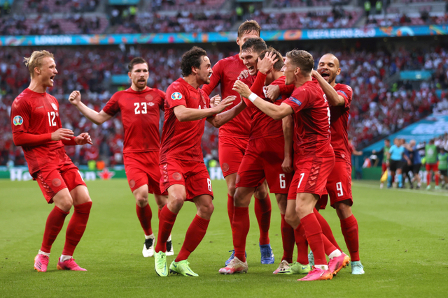 Selebrasi pemain Denmark usai mencetak gol ke gawang Inggris pada pertandingan semi final Euro 2020 di Stadion Wembley, London, Inggris. Foto: Carl Recine/REUTERS