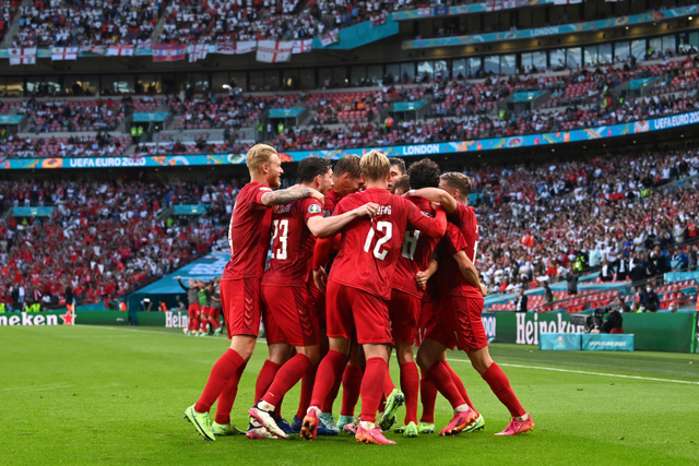 Selebrasi pemain Denmark usai mencetak gol ke gawang Inggris pada pertandingan semi final Euro 2020 di Stadion Wembley, London, Inggris. Foto: Paul Ellis/Pool/REUTERS