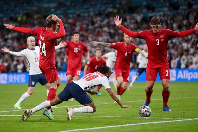 Pemain Denmark Joakim Maehle melanggar pemain Inggris Raheem Sterling pada pertandingan semi final Euro 2020 di Stadion Wembley, London, Inggris. Foto: Laurence Griffiths/REUTERS