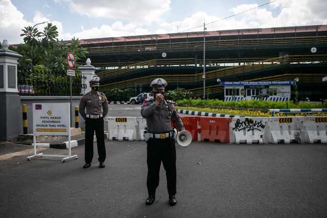 Polisi melakukan sosialisasi kepada pengguna jalan saat penutupan jalan kawasan Malioboro, Yogyakarta, Senin (5/7/2021). Foto: Hendra Nurdiyansyah/Antara Foto