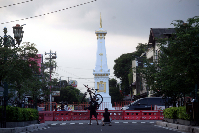 Warga berfoto di Jl Margo Utomo yang ditutup di Yogyakarta, Rabu (7/7/2021). Foto: Andreas Fitri Atmoko/Antara Foto