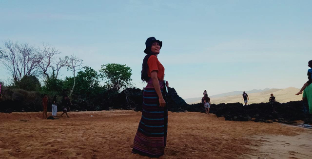 Salah satu wisatawan lokal pose di objek wisata Pasir Merah Adonara. Foto : Istimewa