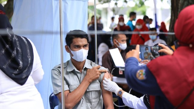 Warga melakukan vaksinasi di Taman Sari, Banda Aceh. Foto: Abdul Hadi/acehkini