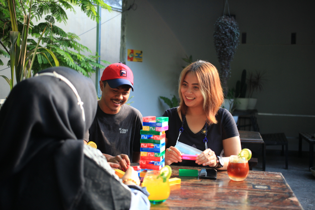 Mahasiswa di Malang yang menikmati kopi di rooftop Harvest Coffee and Barbershop, credit: Dani Kristian