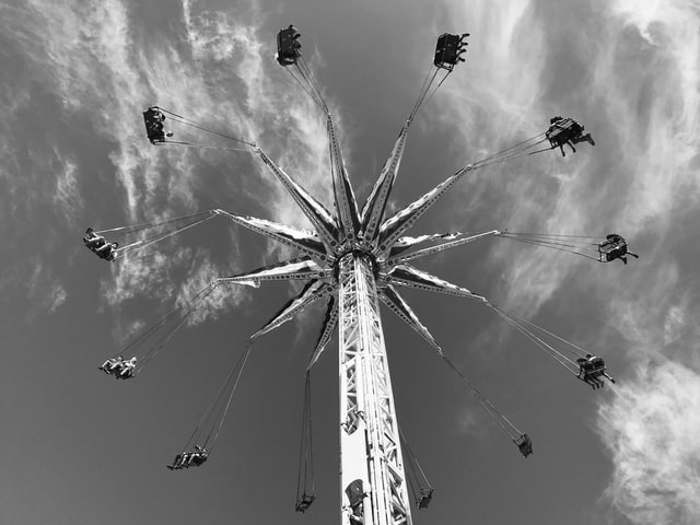 Ilustrasi momen inersia pada ontang-anting atau swing ride. Foto: Lars Gelfan via Unsplash