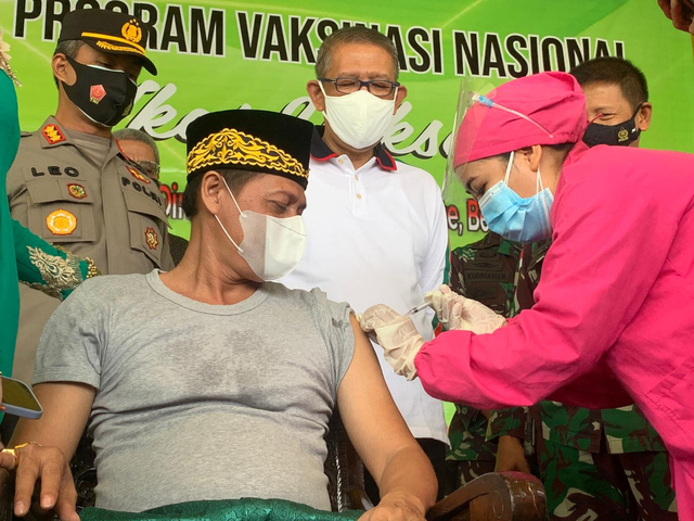 Sultan Pontianak IX, Syarif Machmud Melvin Alkadrie, mengikuti vaksinasi COVID-19 di Istana Kadriah Pontianak. Foto: Teri/Hi!Pontianak