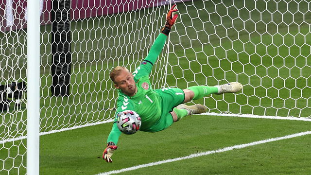 Pemain Denmark Kasper Schmeichel saat menghalau bola. Foto: Reuters