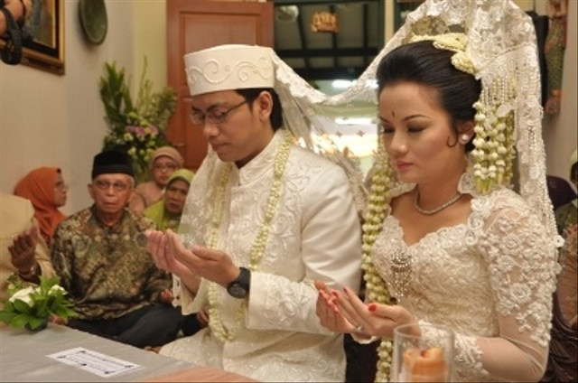 Ilustrasi berdoa setelah akad nikah. Sumber: Flickr.com